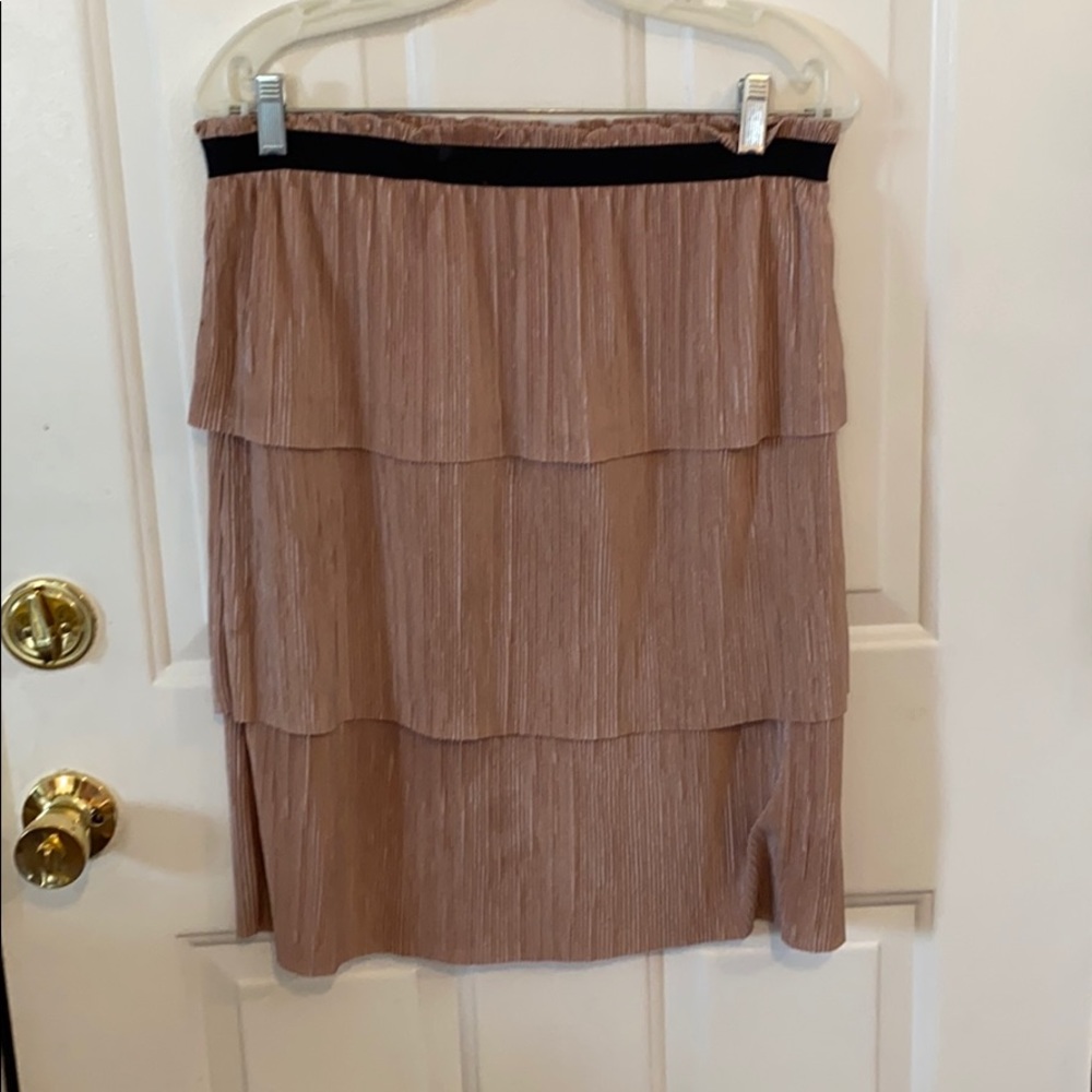 Tiered skirt. Muave and black.